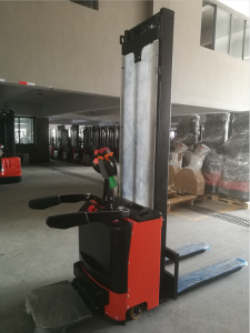 SMITH електричен стакер со педала 1500kg 260cm
